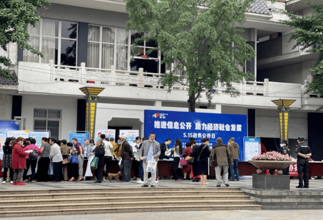 和平區(qū)成功舉辦第13屆'5.15政務(wù)公開日'政策咨詢活動(dòng)，重點(diǎn)提供衛(wèi)健及社會(huì)經(jīng)濟(jì)咨詢服務(wù)